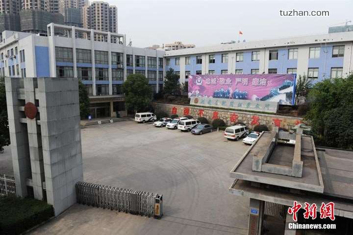 長(zhǎng)沙市坪塘勞動(dòng)教養(yǎng)管理所采購(gòu)我公司定制生產(chǎn)的11KW二用一備自來(lái)水加壓泵站一套，本設(shè)備供水范圍為5公里，供水人數(shù)為3600人，目前本自來(lái)水加壓泵站運(yùn)行平穩(wěn)，高效節(jié)能，受到了管理所的一致好評(píng)！